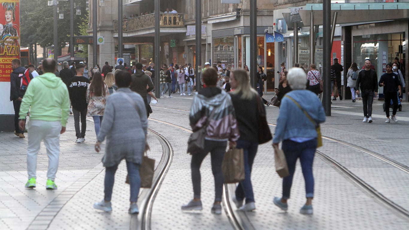 Einkaufsstraße in der Innenstadt Mannheim (Symbolbild): Die Menschen kaufen weniger online ein.