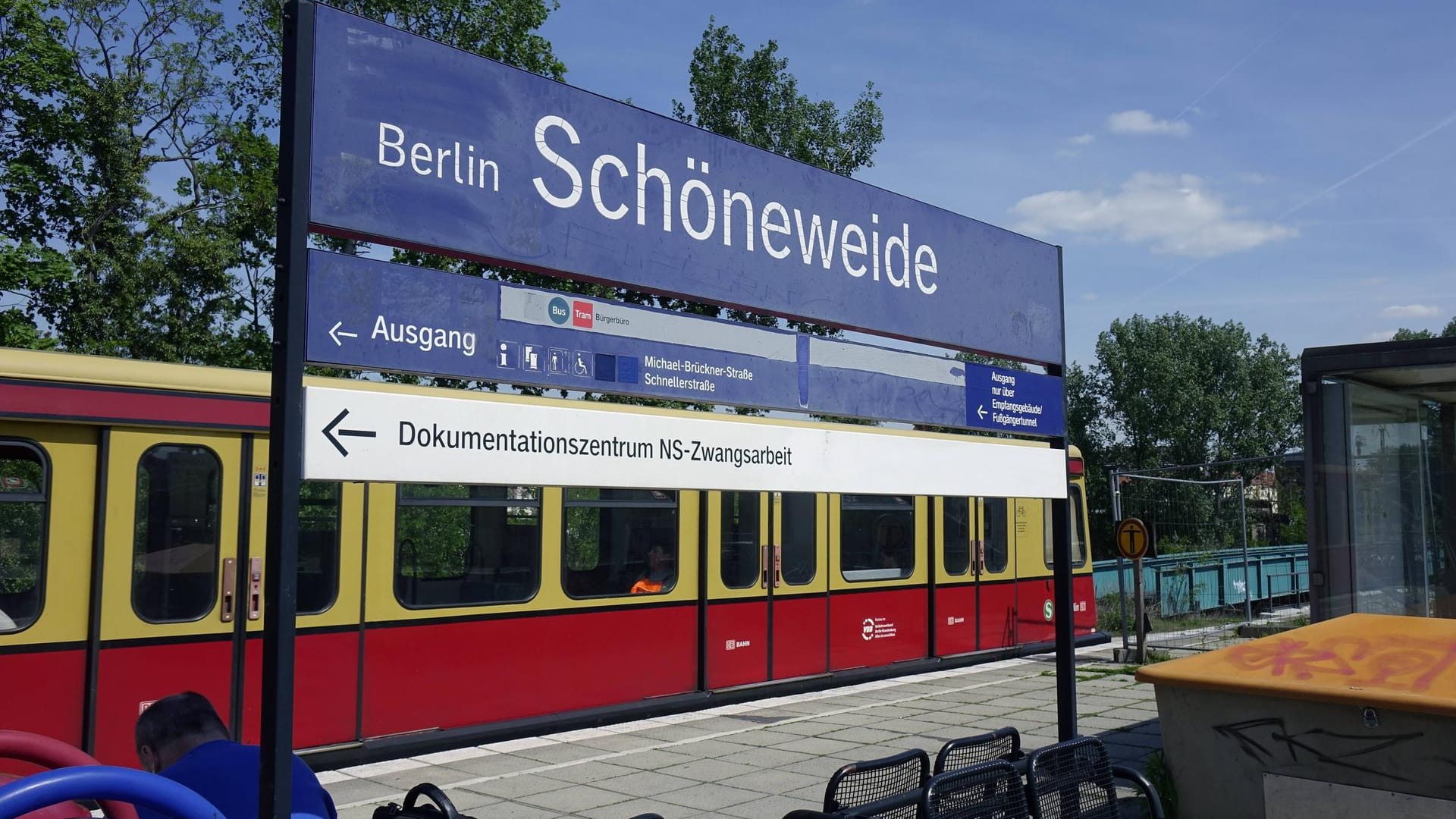 S-Bahnhof Schöneweide (Archivbild): Am Mittwochmorgen stirbt ein Mann bei einem Autounfall