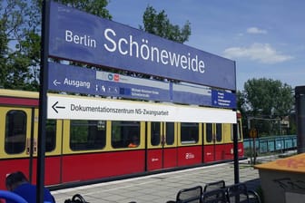 S-Bahnhof Schöneweide (Archivbild): Am Mittwochmorgen verunglückt ein Mann bei einem Autounfall