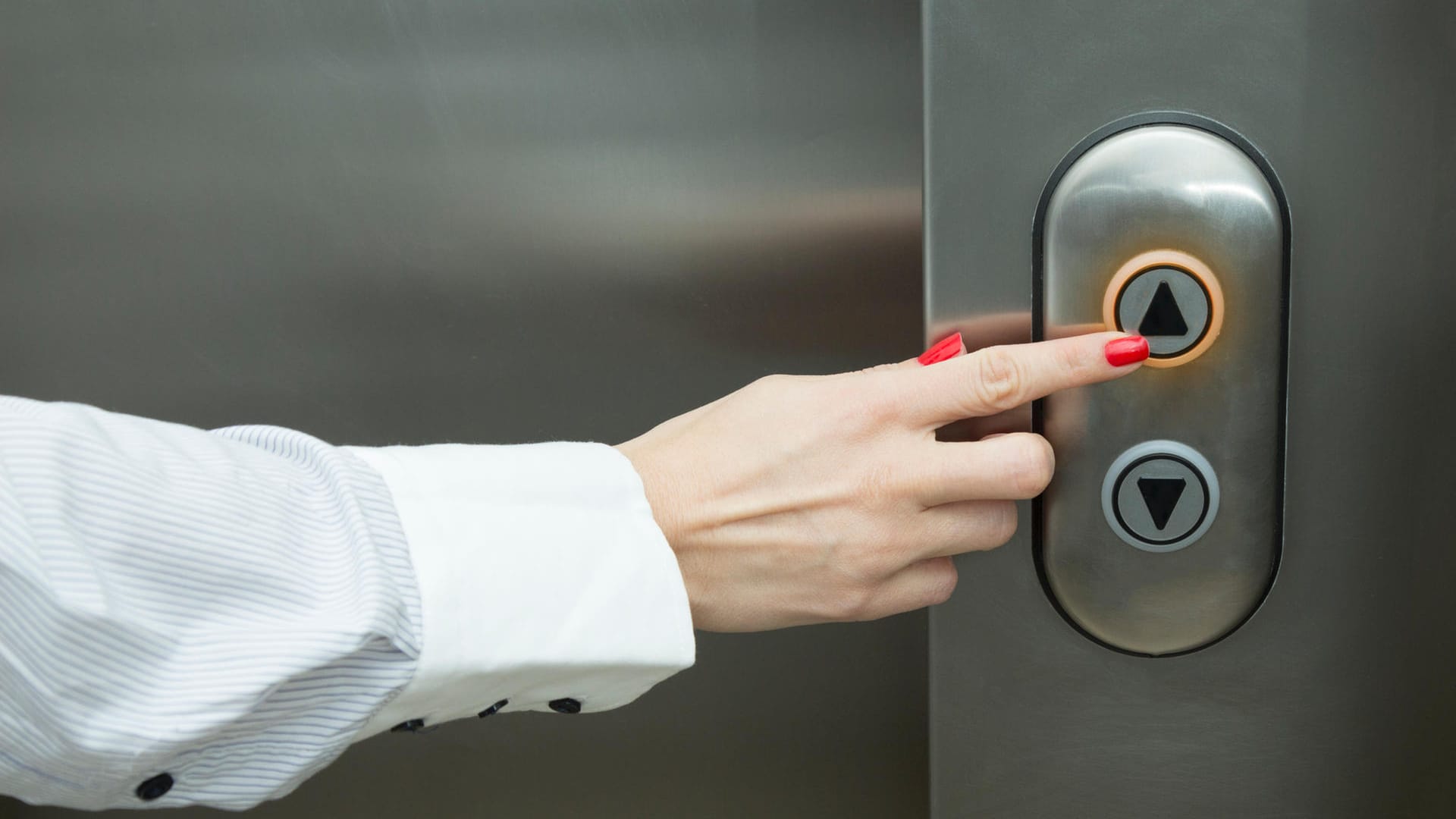 Rufknopf: Die Außentasten sollen es ermöglichen, schneller in das gewünschte Stockwerk zu gelangen.