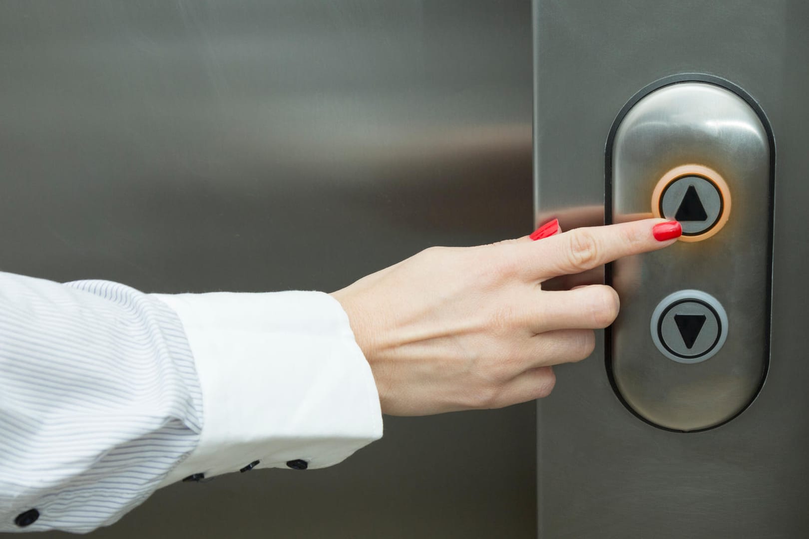 Rufknopf: Die Außentasten sollen es ermöglichen, schneller in das gewünschte Stockwerk zu gelangen.