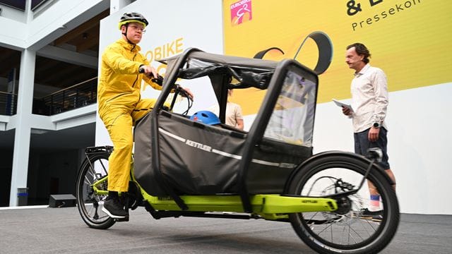 Team neue Mobilität: Lastenmodelle und Wetterschutzkleidung für den Radler sollen das Fahrrad immer mehr zum Allroundfahrzeug machen.