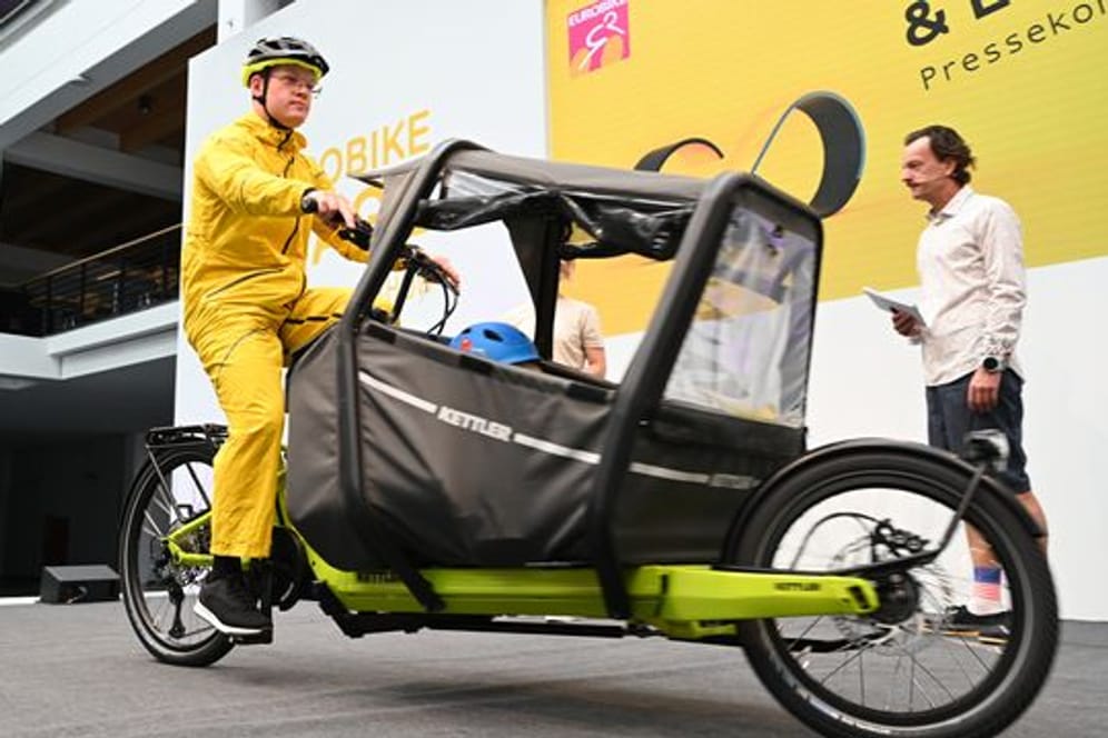 Team neue Mobilität: Lastenmodelle und Wetterschutzkleidung für den Radler sollen das Fahrrad immer mehr zum Allroundfahrzeug machen.