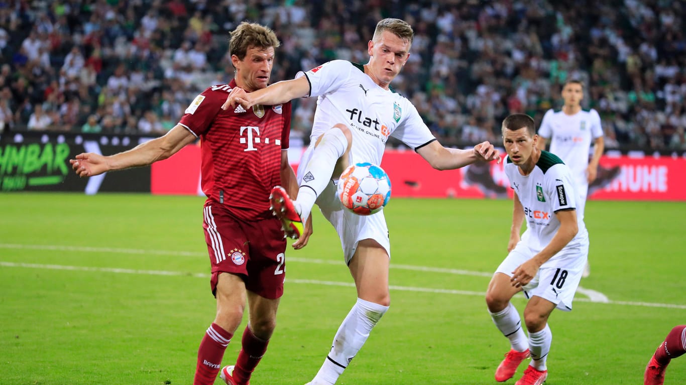 Duell unter Nationalspielern: Thomas Müller (l.) trifft mit dem FC Bayern auf Matthias Ginter und Borussia Mönchengladbach. Den Klassiker in der zweiten Pokalrunde gibt es im Free-TV zu sehen.