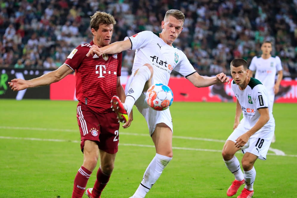 Duell unter Nationalspielern: Thomas Müller (l.) trifft mit dem FC Bayern auf Matthias Ginter und Borussia Mönchengladbach. Den Klassiker in der zweiten Pokalrunde gibt es im Free-TV zu sehen.