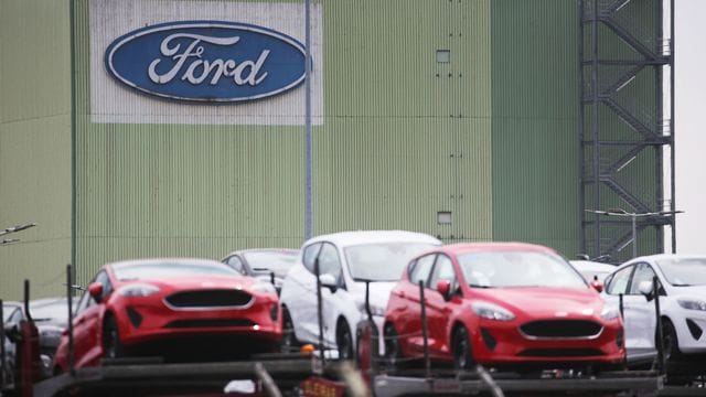 Neu gebaute Autos stehen auf Lastwagen vor dem Ford-Werk in Köln (Symbolbild): In den kommenden zwei Wochen ruht erneut die Fiesta-Produktion. Neu gebaute Autos stehen auf Lastwagen vor dem Ford-Werk in Köln (Symbolbild): In den kommenden zwei Wochen ruht erneut die Fiesta-Produktion.