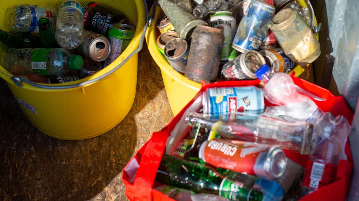 Dosen und Plastikflaschen in Eimern: Auf jeder Ausfahrt fischen die Ehrenämtler haufenweise Müll aus dem Wasser.