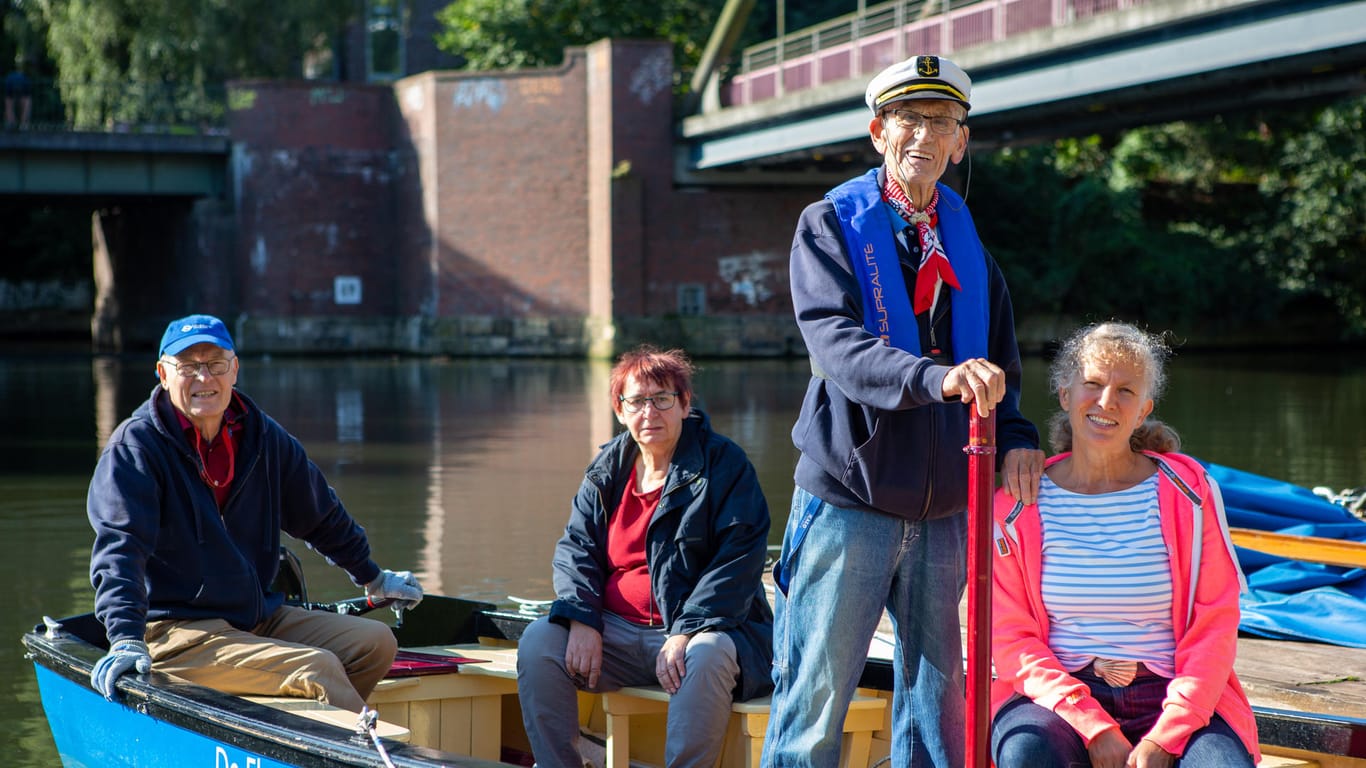 Mitglieder des Vereins auf einem Boot: Aus den Fleetenkiekern ist eine eingeschworene Gemeinschaft geworden, die mehrmals wöchentlich zusammen ausfährt.