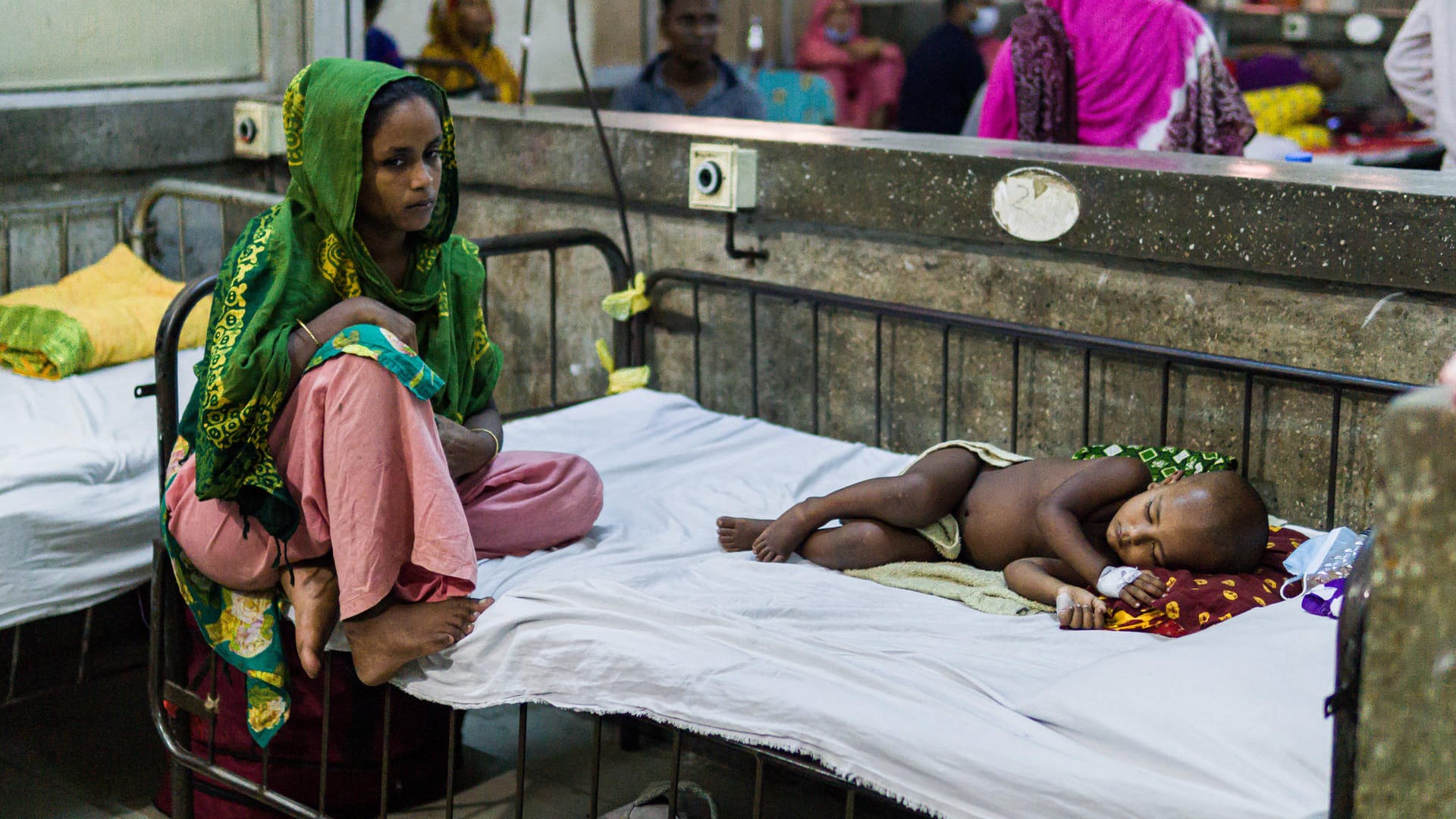 Mutter mit ihrem Kind: Immer wieder erkranken Menschen in Indien an dem Dengue-Virus (Symbolbild). Mutter mit ihrem Kind: Immer wieder erkranken Menschen in Indien an dem Dengue-Virus (Symbolbild).