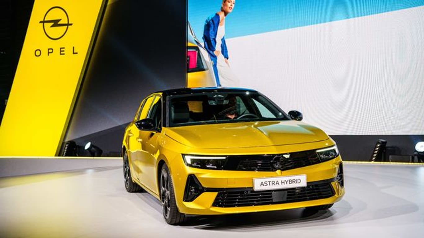 Die sechste Generation des Opel Astra wird nun erstmals mit einem Hybrid-Antrieb angeboten und soll von Anfang 2022 an ausgeliefert werden.