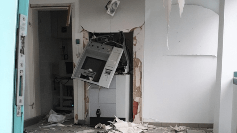 Der völlig zerstörte Geldautomat im inneren der Bankfiliale: Ob die Täter etwas erbeuteten, ist noch unklar.