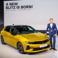 Opel-Chef Uwe Hochgeschurtz enthüllt den neuen Opel Astra: Erstmals ist der Golf-Gegner auch als Plug-in-Hybrid erhältlich.