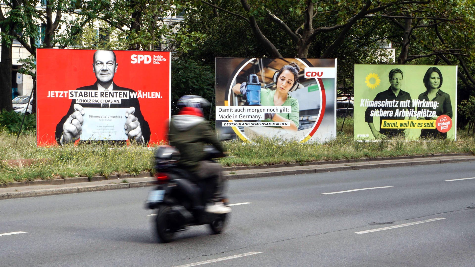 Wahlplakat von SPD, CDU und Grünen in Berlin (Symbolbild): Für die Wahl zum Deutschen Bundestag ist Berlin in zwölf Bundestagswahlkreise eingeteilt. Für die Berliner Wahlen sind es sogar 78. Wahlplakat von SPD, CDU und Grünen in Berlin (Symbolbild): Für die Wahl zum Deutschen Bundestag ist Berlin in zwölf Bundestagswahlkreise eingeteilt. Für die Berliner Wahlen sind es sogar 78.