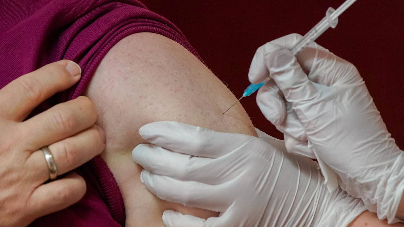 Impfung: Insgesamt stehen laut PEI in diesem Jahr für den Einsatz in Deutschland neun Impfstoffe gegen Influenza zur Verfügung.