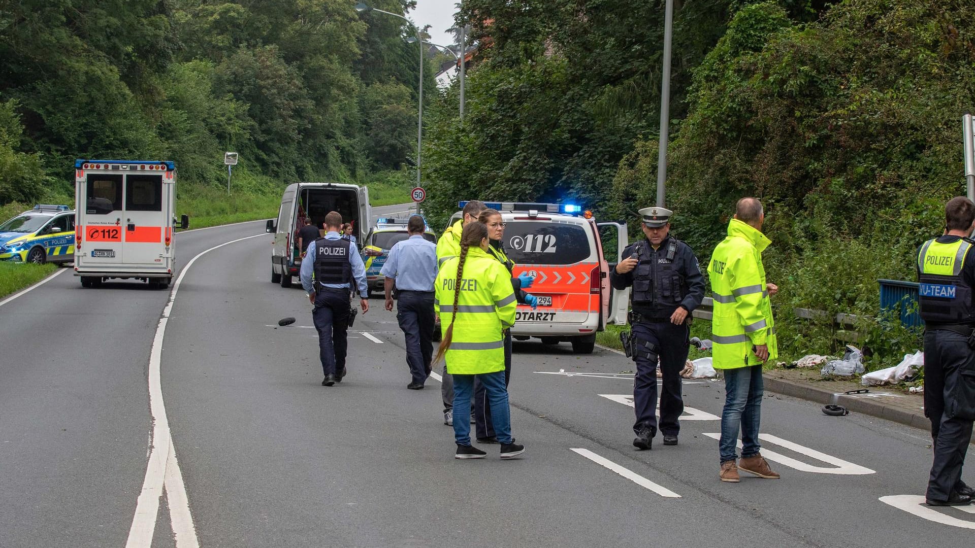 Einsatzkräfte an der Unglücksstelle: Für Mutter und Kind kam jede Hilfe zu spät. Einsatzkräfte an der Unglücksstelle: Für Mutter und Kind kam jede Hilfe zu spät.