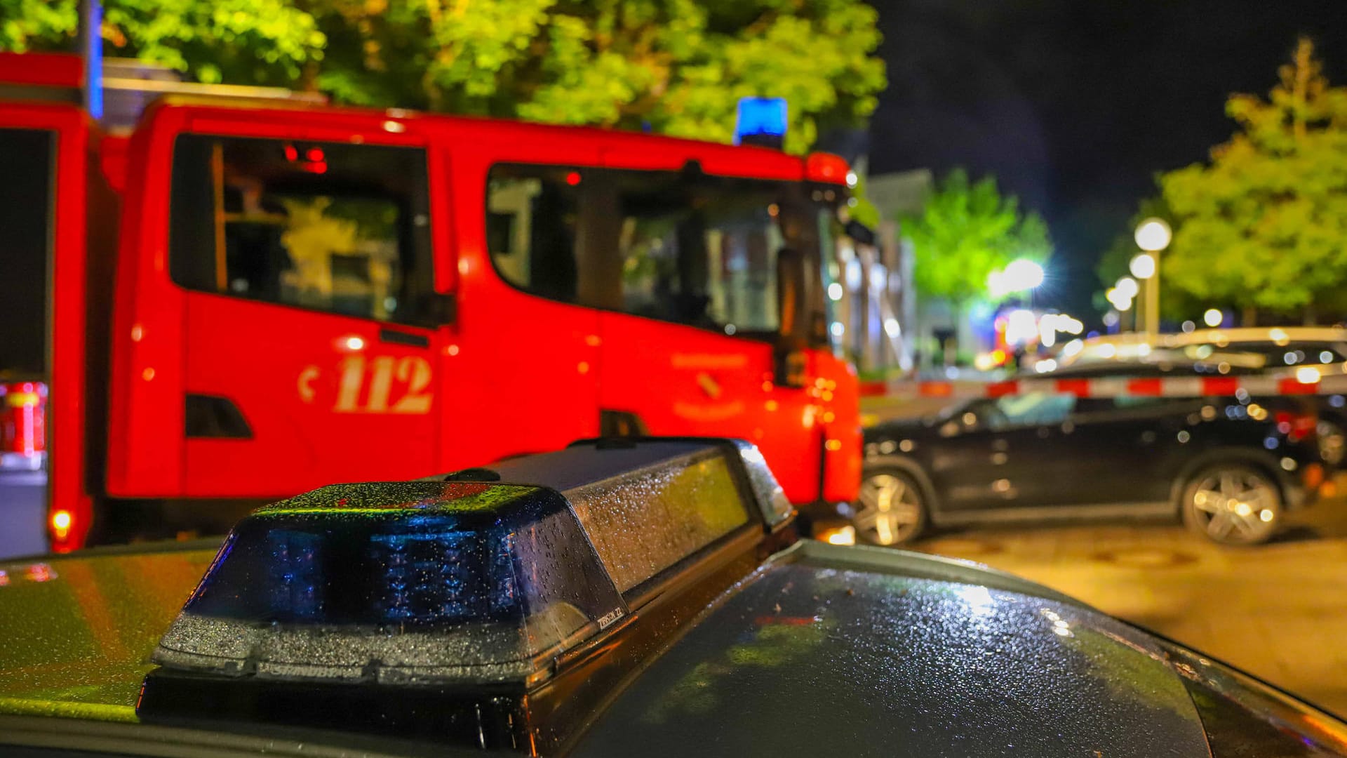 Ein Polizeiwagen steht vor einem Löschfahrzeug der Feuerwehr (Symbolbild): Noch ist unklar, ob die Brände in Zusammenhang zueinander stehen.
