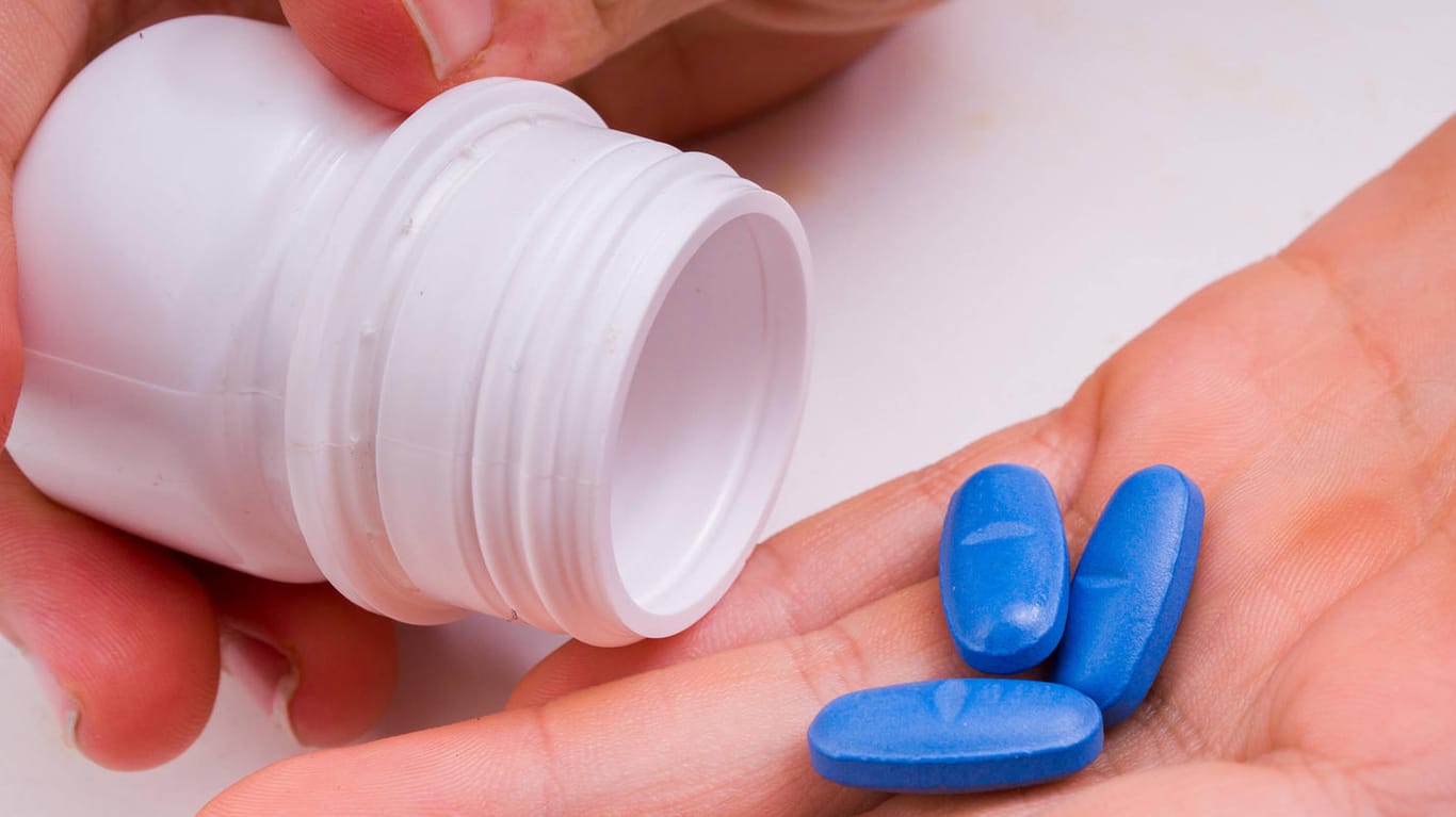Eine Person schüttet Tabletten aus einer Dose in die Hand (Symbolbild): Besonders mit Beruhigungsmitteln soll ein Duo aus Ansbach einen illegalen Drogenhandel betrieben haben.