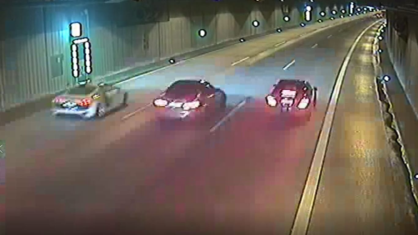 Aufnahmen aus dem Tunnel (Foto): Drei Autos lieferten sich auf der Autobahn ein Rennen.