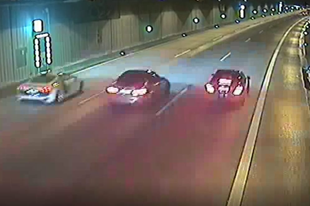 Aufnahmen aus dem Tunnel (Foto): Drei Autos lieferten sich auf der Autobahn ein Rennen.