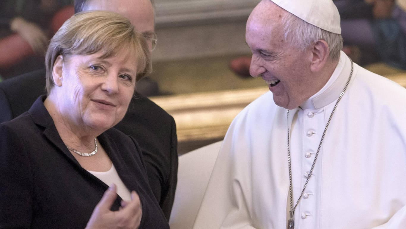 Angela Merkel und Papst Franziskus: Er hat das erste Interview nach seinem Krankenhausaufenthalt gegeben.
