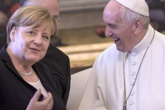 Angela Merkel und Papst Franziskus: Er hat das erste Interview nach seinem Krankenhausaufenthalt gegeben.