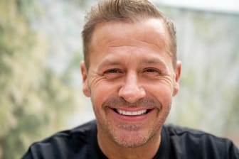 Willi Herren bei der Eröffnung seines Foodtrucks nur wenige Tage vor seinem Tod (Archivbild): Die Behörden haben die Ermittlungen zur Todesursache abgeschlossen.