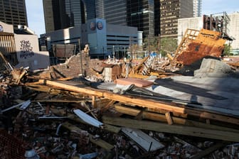 Sturmschäden in Louisiana: Bei dem Hurrikan "Katrina" kamen 1.800 Menschen ums Leben. Bei Ida könnten es hingegen weniger sein.