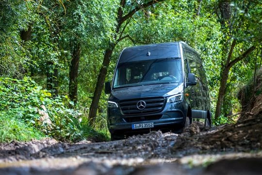 Über Stock und Stein: Der Sprinter von Mercedes dient zuweilen auch als Basis für Campingfahrzeuge und bekommt nun einen neuen Allradantrieb.