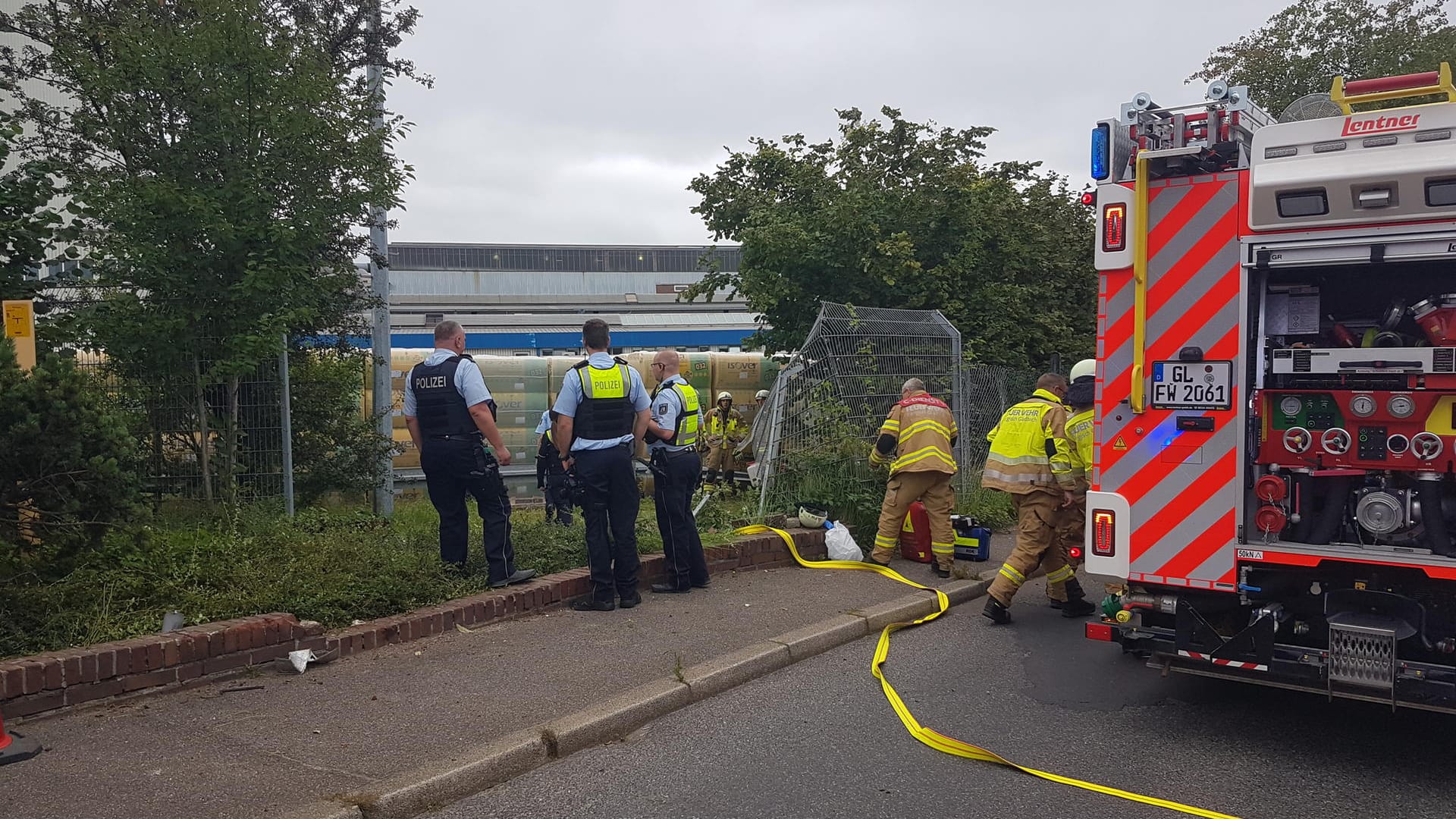 Die Unfallstelle im Stadtteil Gronau: Erst hinter dem Zaun kam der Wagen zum stehen.