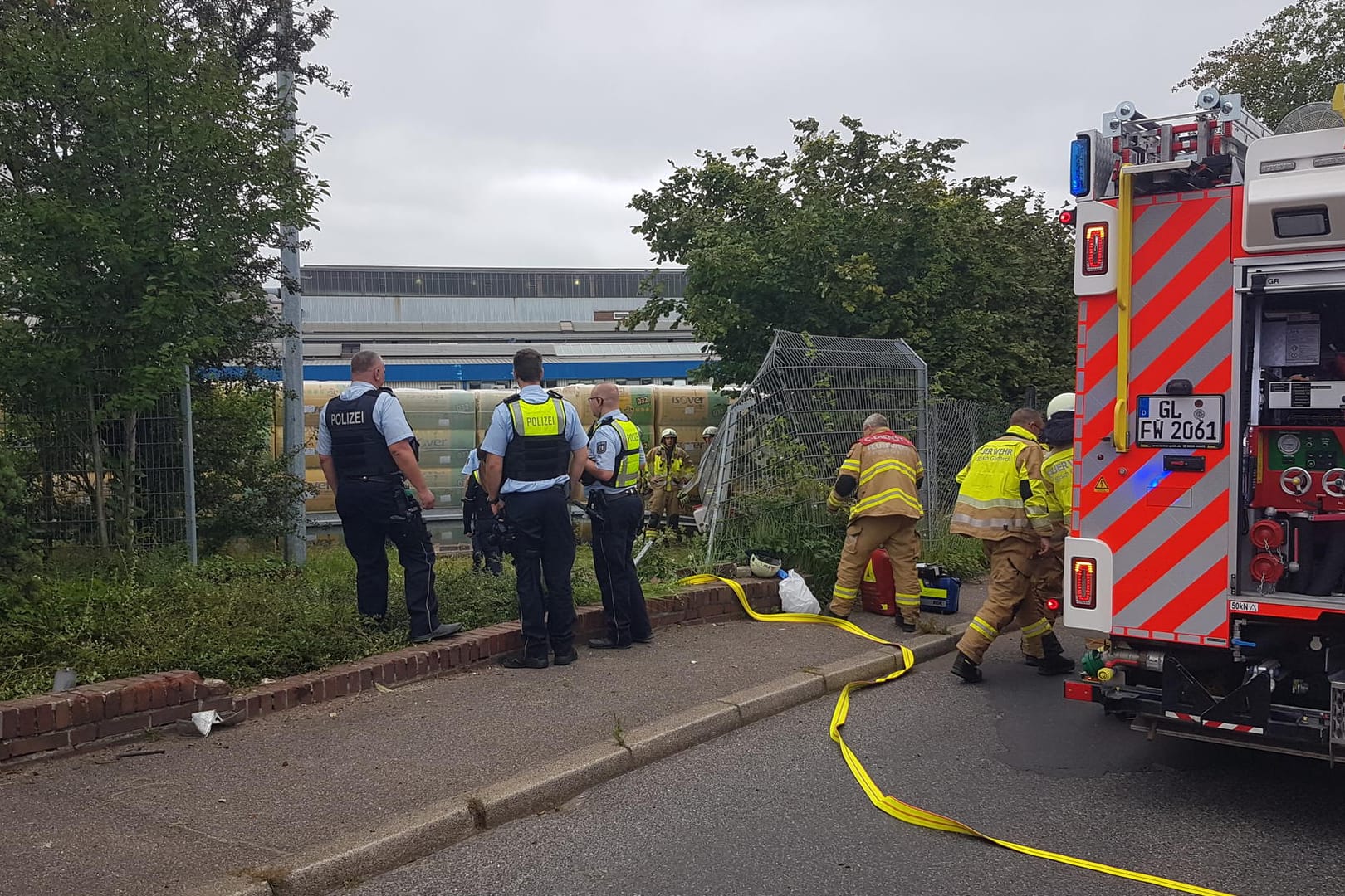 Die Unfallstelle im Stadtteil Gronau: Erst hinter dem Zaun kam der Wagen zum stehen.