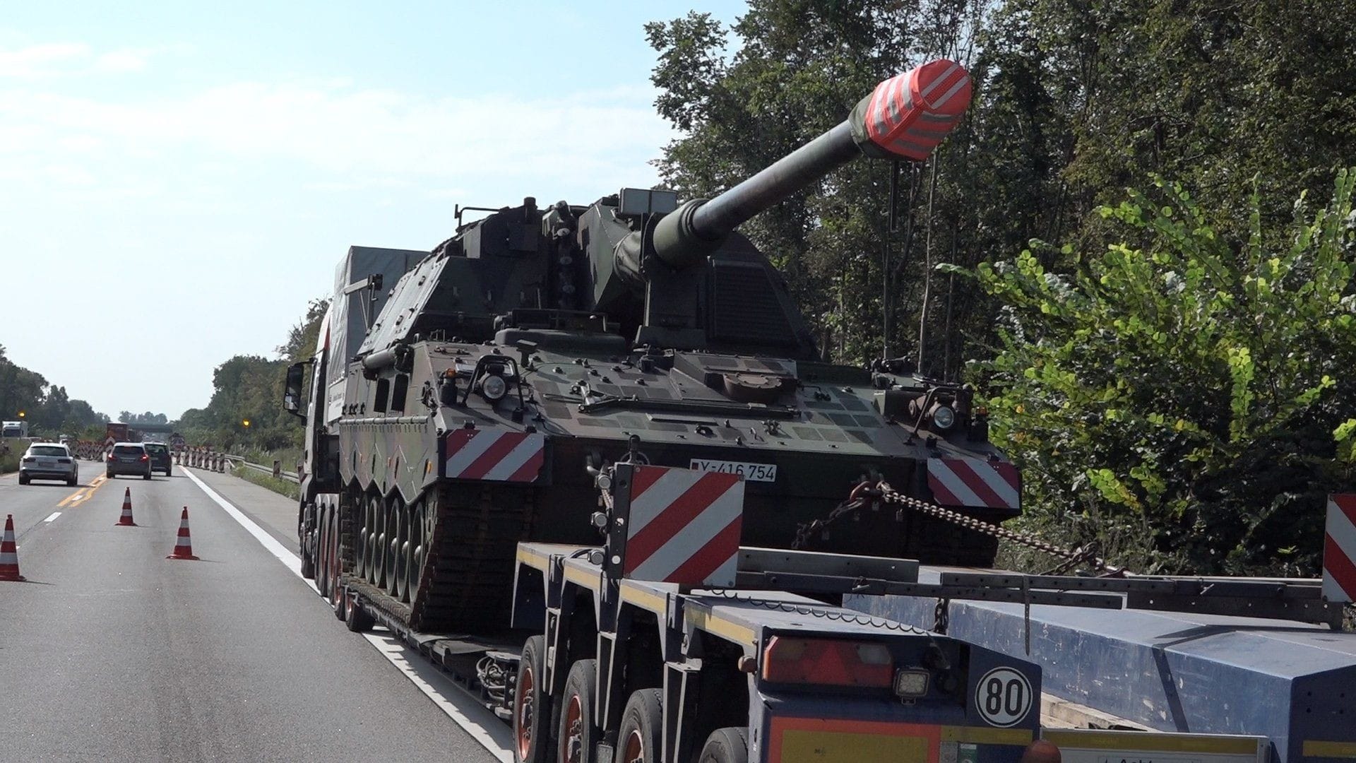 Der Panzer-Transport vor der Baustelle: Er löste einen bis zu vier Kilometer langen Stau aus.