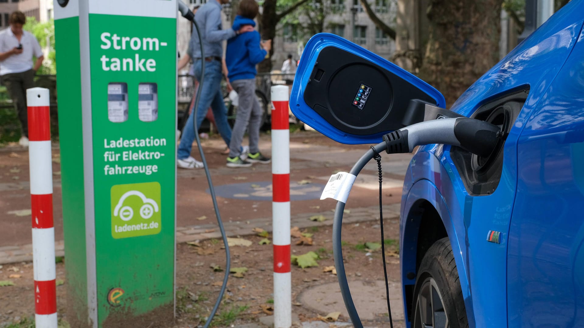 Stromtankstelle: Vor allem in größeren Städten ist die Situation für E-Autofahrer schlecht.