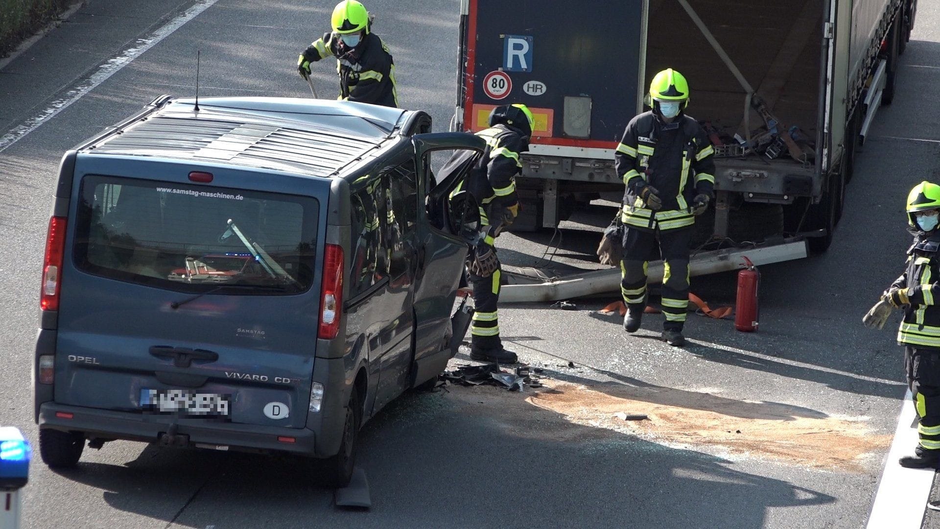 Unfall im Stau: Die Feuerwehr musste sich unter anderem auch um auslaufende Betriebsstoffe kümmern.