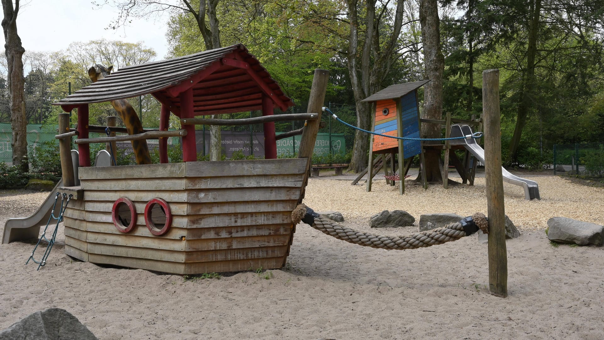 Ein leerer Kinderspielplatz (Symbolbild): In Köln soll ein psychisch kranker Mann mehrfach Frauen und Kinder belästigt haben.