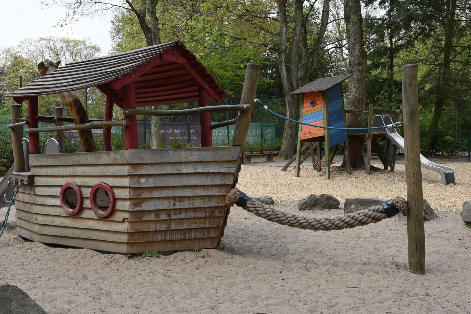 Ein leerer Kinderspielplatz (Symbolbild): In Köln soll ein psychisch kranker Mann mehrfach Frauen und Kinder belästigt haben.