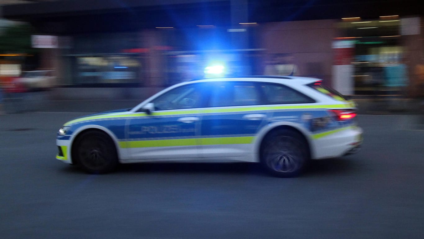 Einsatzwagen der Polizei mit Blaulicht (Symbolbild): Die Beamten mussten wegen mehrerer Zwischenfälle anrücken.