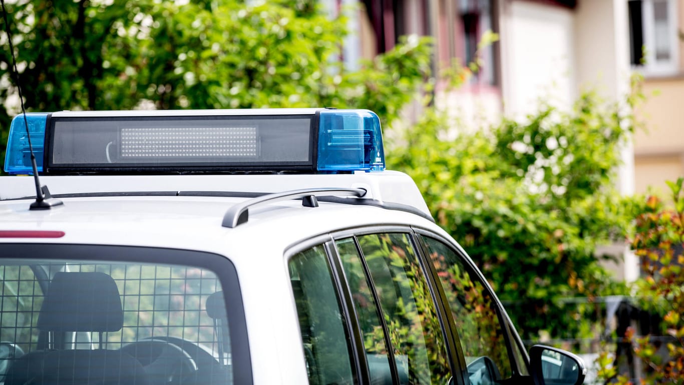 Blaulicht eines Einsatzfahrzeugs der Polizei: Erst ein Defekt am Wagen brachte die Fahrerin schließlich zum Stehen (Symbolbild).
