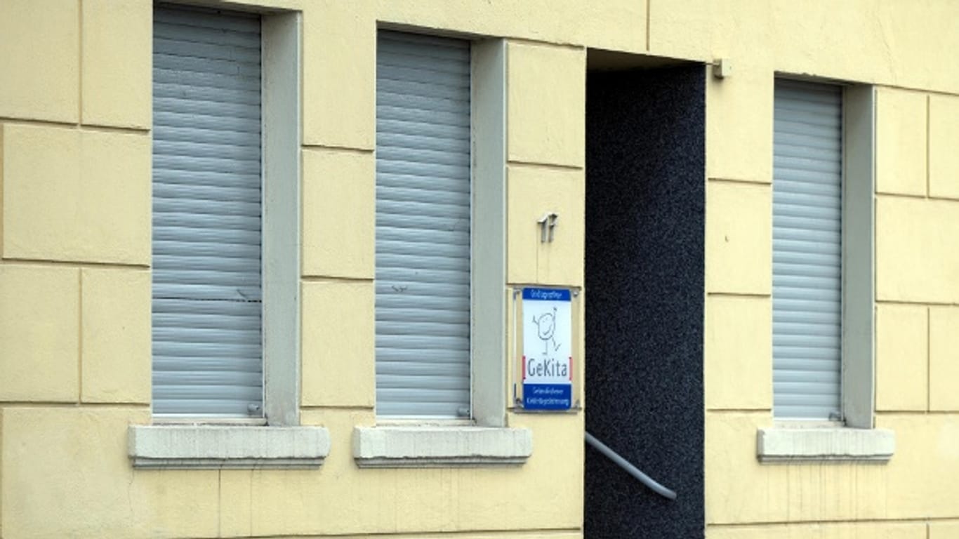 Die Rollladen bei einer der städtischen Mini-Kitas sind heruntergelassen: Nach dem Tod eines zweijährigen Jungen in Gelsenkirchen ermittelt die Polizei.