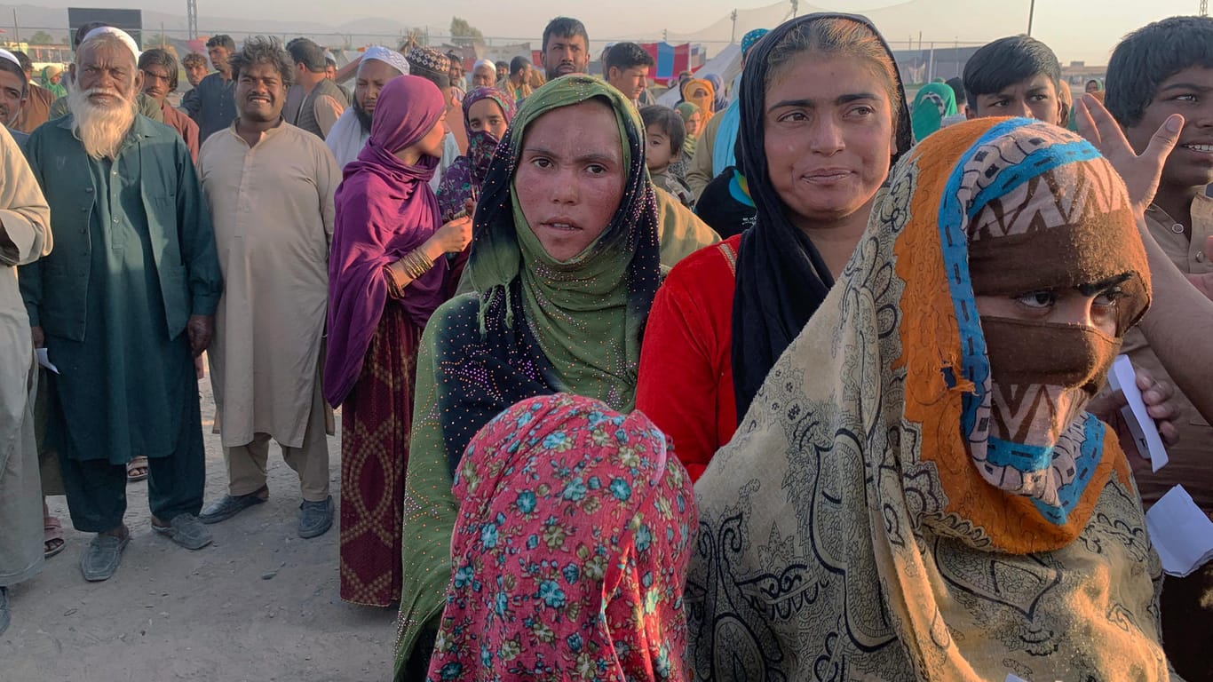 Afghanische Familien am Grenzübergang Chaman nach Pakistan: Immer mehr Menschen wollen das Land verlassen.