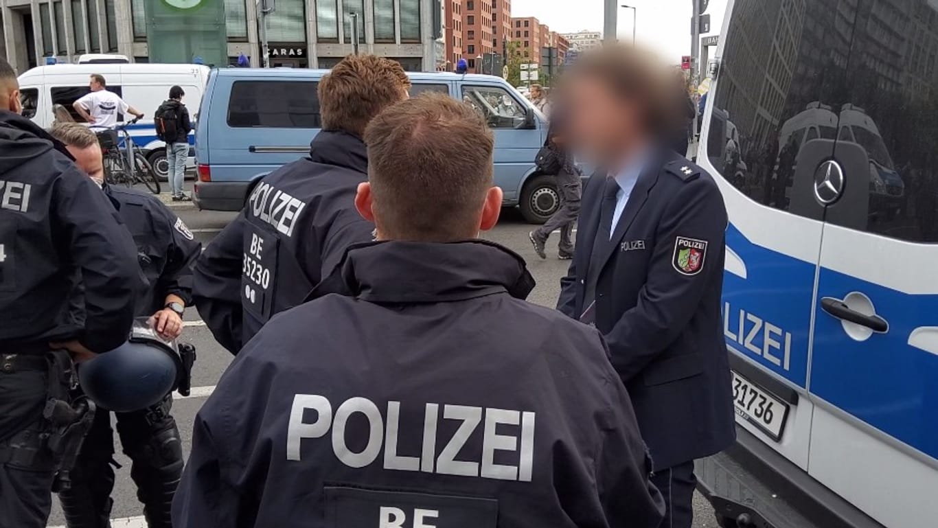Beurlaubt: Ein Beamter der Kreispolizeibehörde Siegen umringt von Einsatzkräften der Berliner Polizei. In der Uniform hatte er sich an einer Versammlung der Querdenken-Szene beteiligt.