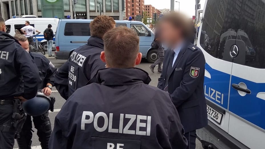 Beurlaubt: Ein Beamter der Kreispolizeibehörde Siegen umringt von Einsatzkräften der Berliner Polizei. In der Uniform hatte er sich an einer Versammlung der Querdenken-Szene beteiligt.