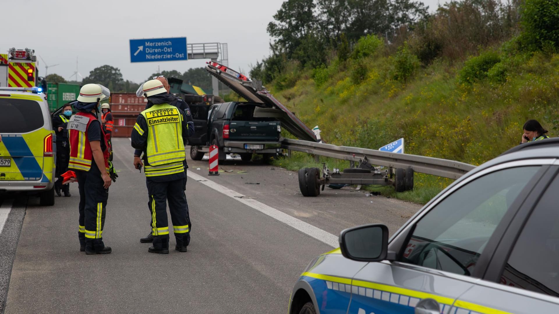 Einsatzkräfte stehen vor dem Pick-up, dessen Fahrer starb: Der Lkw kam erst einige Meter weiter auf der Seite zum Liegen. Einsatzkräfte stehen vor dem Pick-up, dessen Fahrer starb: Der Lkw kam erst einige Meter weiter auf der Seite zum Liegen.