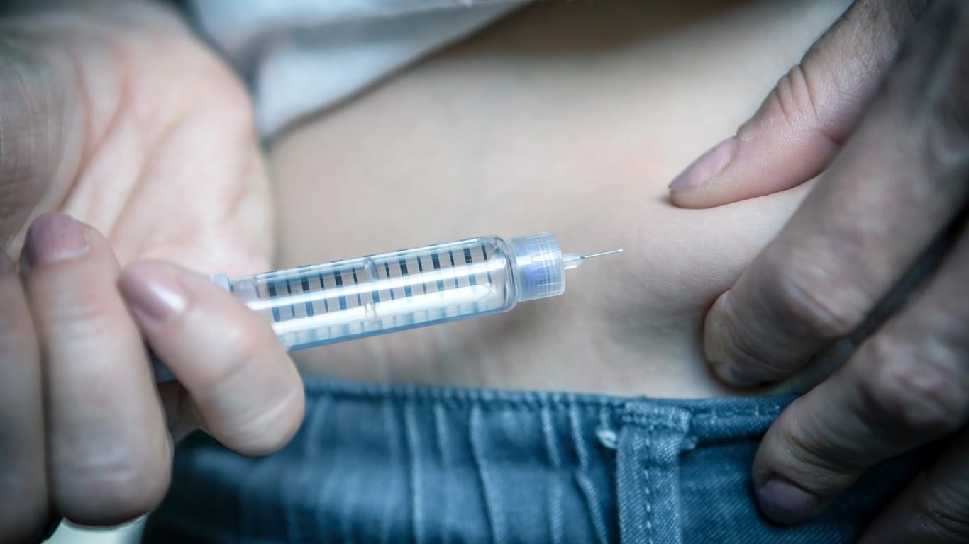 Insulinspritze: Beim Geschlechtsverkehr können Menschen mit Diabetes ihre Insulinpumpe durchaus für gewisse Zeit abkoppeln.