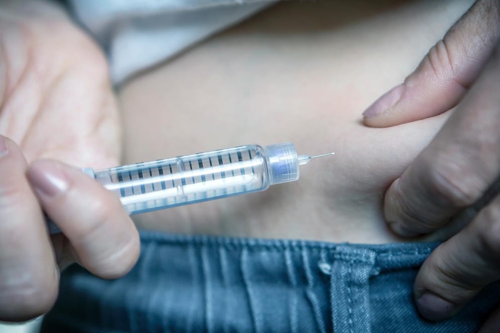 Insulinspritze: Beim Geschlechtsverkehr können Menschen mit Diabetes ihre Insulinpumpe durchaus für gewisse Zeit abkoppeln.