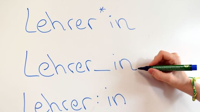 Das Wort "Lehrer" in verschiedenen Genderschreibweisen (Symbolbild): Der Streit um die korrekte Schreibweise an Schulen wird vor den Berliner Senat getragen.