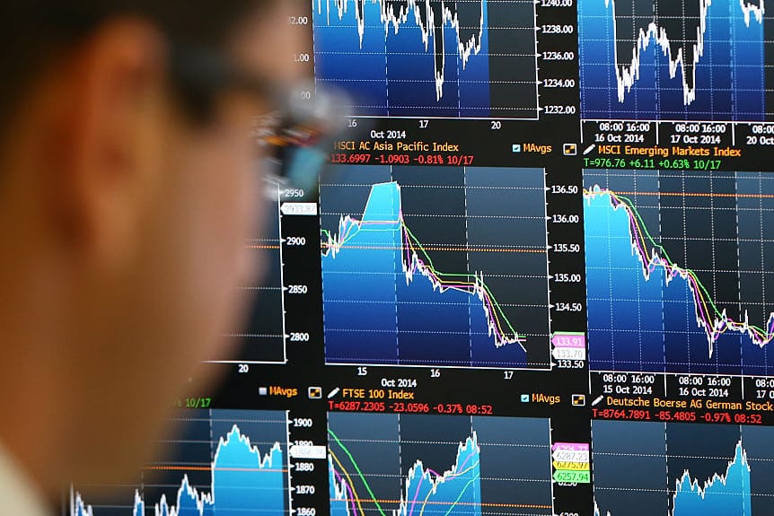 Ein Trader an der Börse: Beim Börsenspiel der Société Générale handeln Sie wie im echten Leben – aber mit Spiegeld.