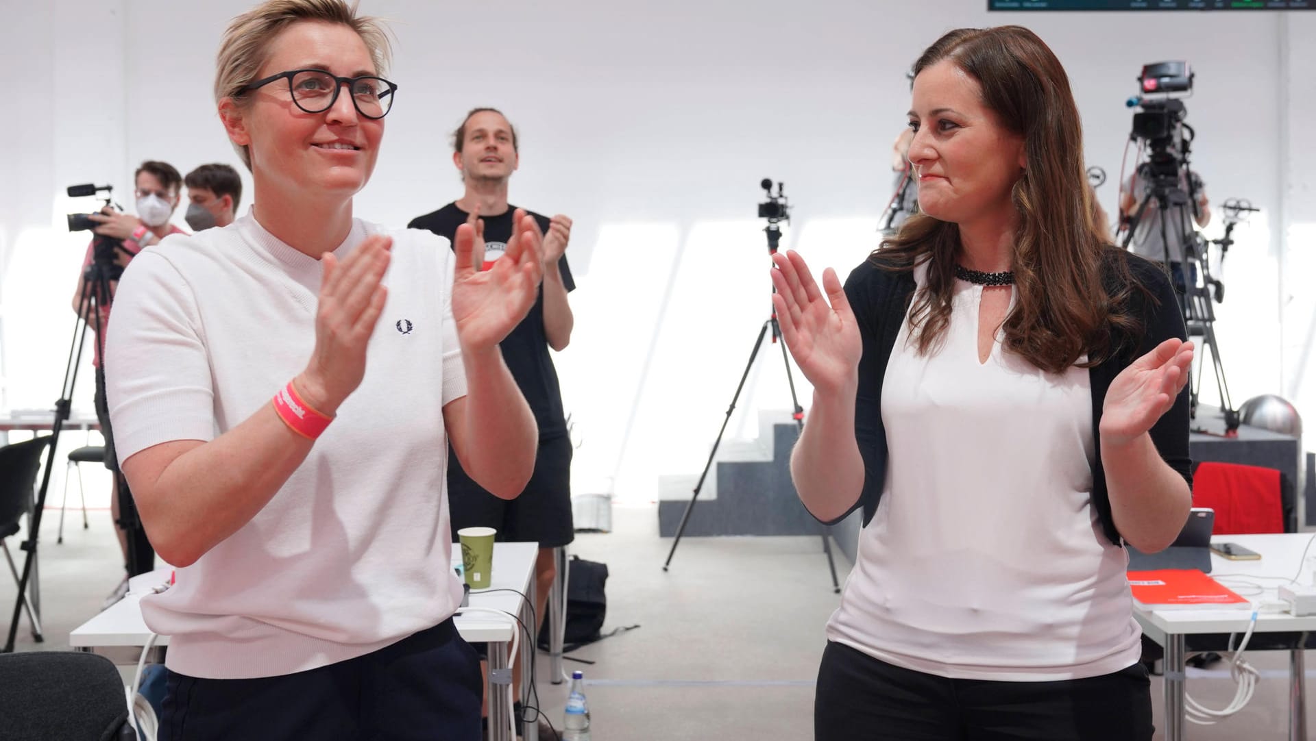 Parteichefinnen Susanne Hennig-Wellsow (l.) und Janine Wissler: Hennig-Wellsow hat "absolut Lust" auf Regieren.