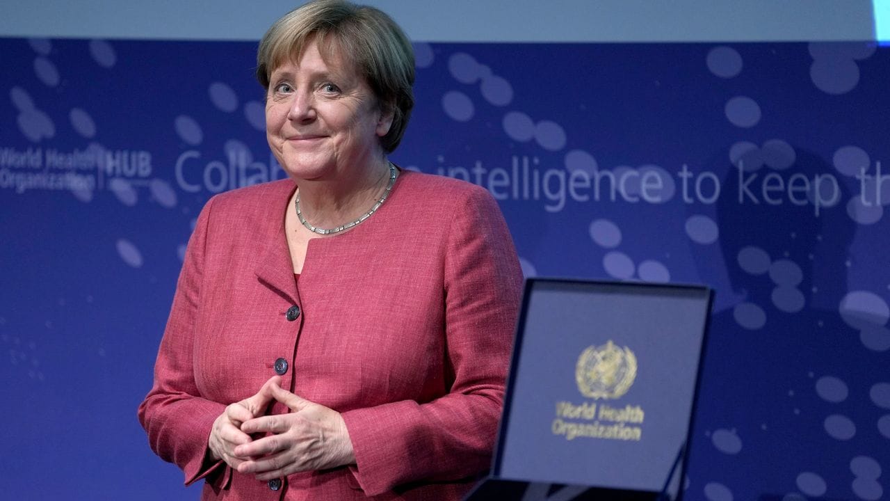 Kanzlerin Angela Merkel erhält während der Einweihungsfeier die Auszeichnung "WHO Global Leadership Award".