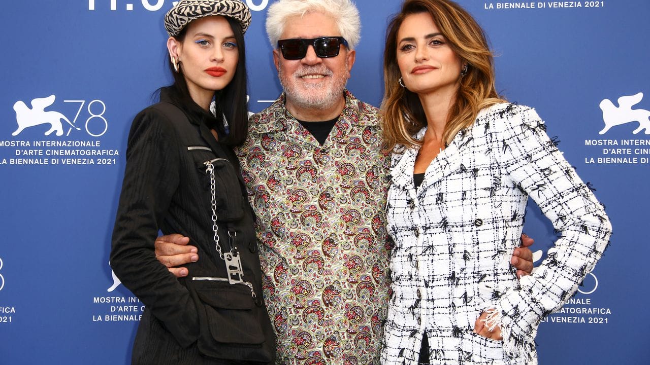 Milena Smit (l-r), Pedro Almodóvar und Penélope Cruz beim Filmfestival in Venedig. Milena Smit (l-r), Pedro Almodóvar und Penélope Cruz beim Filmfestival in Venedig.