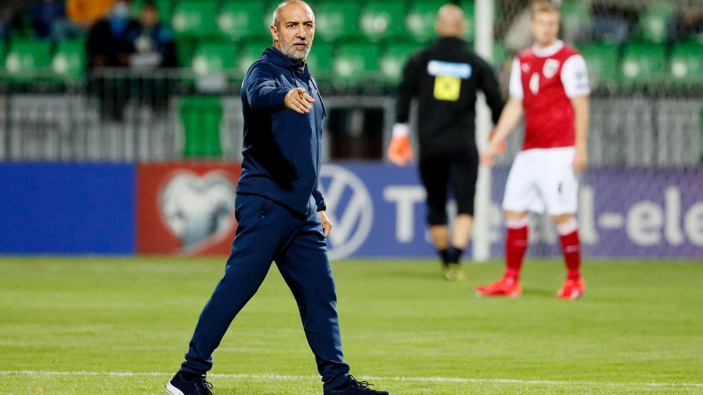 Moldaus Nationaltrainer Roberto Bordin vor dem Spiel: Der Italiener musste etwas auf den Anpfiff warten.